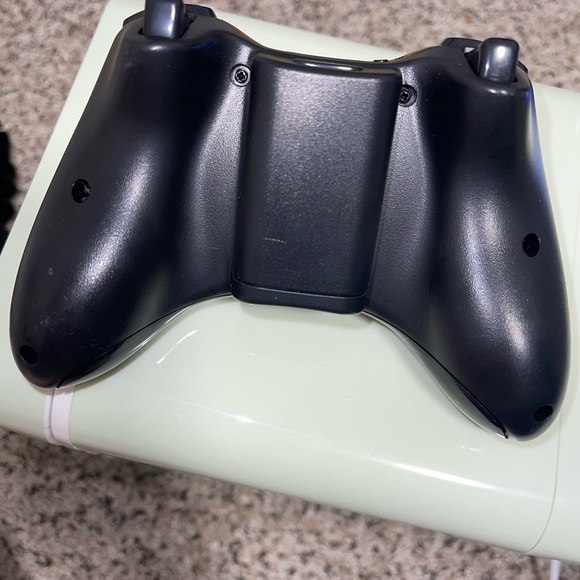 Wireless Black Gaming Controller - Picture 2 of 3